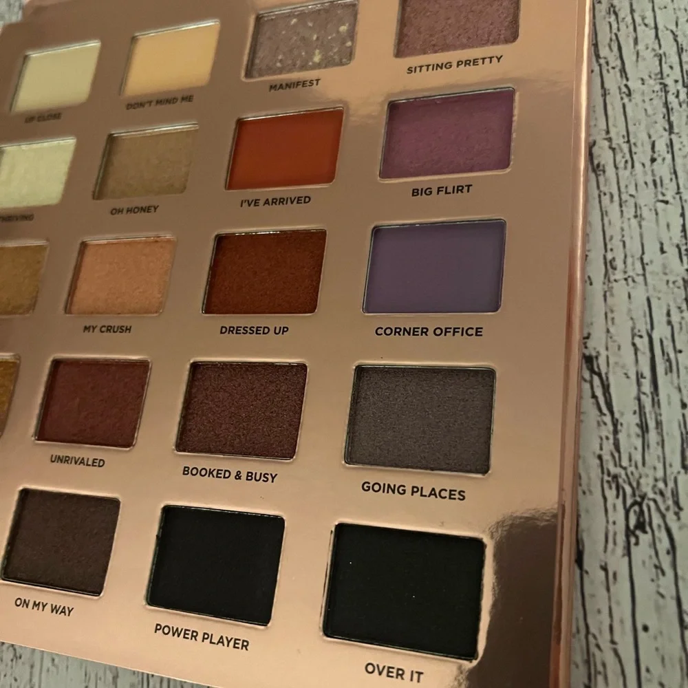 Iconic London DESK TO DANCE EYESHADOW PALETTE brand new in box! - Picture 6 of 14